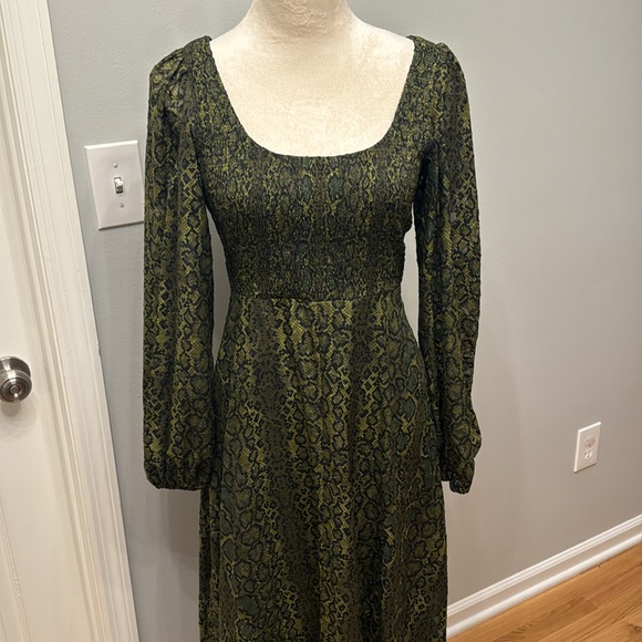French Connection Aury Smocked Maxi Dress in Green Snakeskin Print/Size 2 - Picture 2 of 6